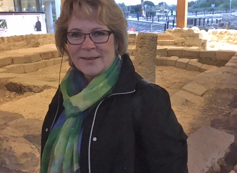 Maria Dürnberger vor der Synagoge von Magdala