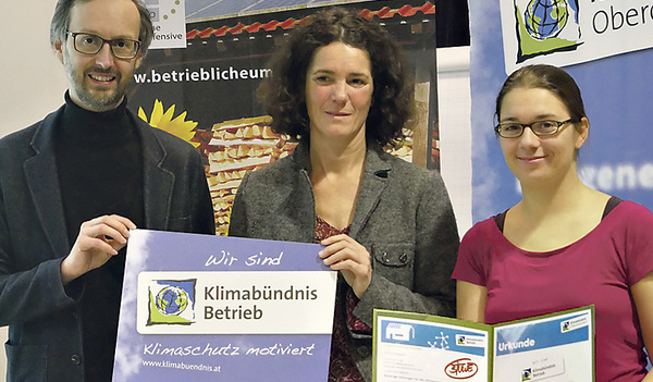 Veronika Plasser (rechts im Bild) bekam die Klimabündnis-Urkunde überreicht.  