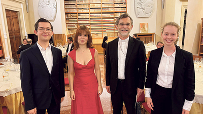 Marlies Prinz (rechts) mit dem Wiener Erzbischof Josef Grünwidl (2. v. re.) in der Bibliothek der „Anima“ anlässlich des Festessens am 29. Juni 2026 – an dem Tag, an dem ihm Papst Leo XIV. das Pallium verlieh.