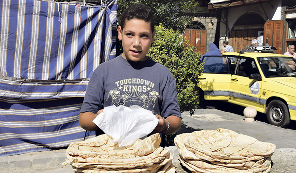 Brot. Es ist nicht viel, was dieser Bub auf den Straßen von Damaskus anbieten kann.