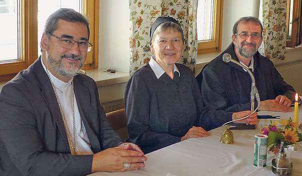 Bischof D. Moacir Diva Arantes (links) mit Priorin Hanna Jurman in Steinerkirchen und Frater Christian Mayr. Mayr war lange Pfarrer in Barreiras und ist nun Novize im Stift Kremsmünster.
