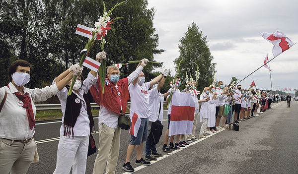 In Litauen bildeten 50.000 Menschen eine Kette von ihrer Hauptstadt Vilnius zur weißrussischen Grenze, aus Solidarität mit Demonstranten. 