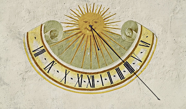 Sonnenuhren zeigen die Zeit oft mit römischen Ziffern   