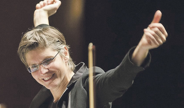 Die Freude am Musizieren ist ansteckend: Dirigentin Elisabeth Fuchs.