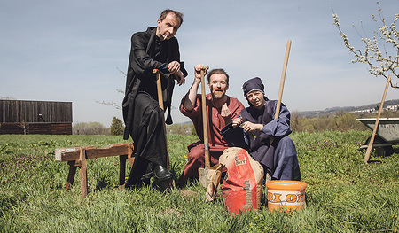 Bei der Klostergründung: Rudi Müllehner (von links), Henry Mason und Nora Dirisamer