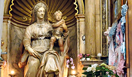 Die Marienstatue an der Rückwand der Kirche Sant’Agostino von Jacopo Sansovino (1521) ist ein Beispiel, wie die Renaissance den frührömischen Stil übernommen hat. Die Gottesmutter erscheint hier wie die antike Fruchtbarkeitsgöttin „Magna Mater“.   
