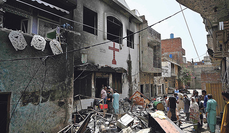 Aufgebrachte Muslime haben vergangene Woche mehrere Kirchen und ganze christliche Viertel in Pakistan zerstört.   