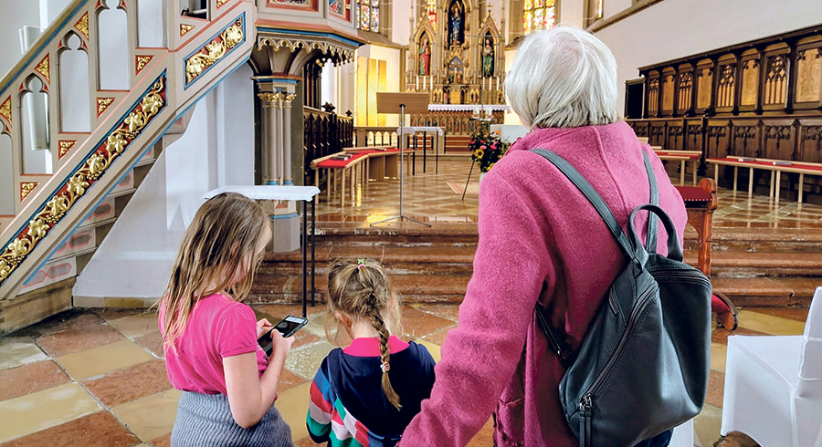 Kinder machen sich auf Entdeckungsreise durch die Stadtpfarrkirche Wels.   