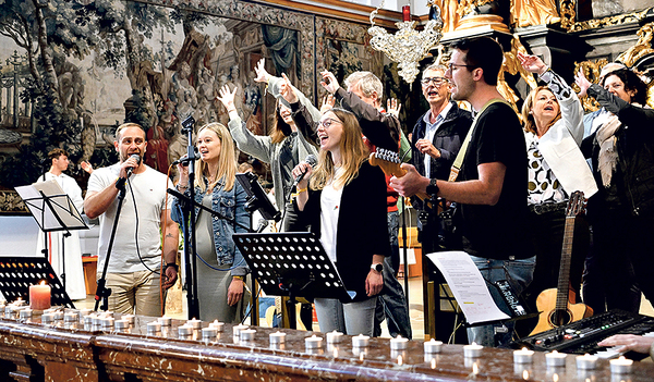 Zum Jubiläumsfest des Mesnerhauses am Pfingstsamstag wurde unter anderem eine Jugendmesse gefeiert.  