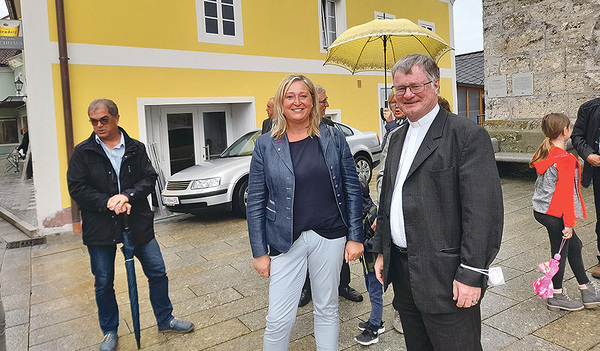 Bischof Manfred Scheuer vor der Kirche in Steinbach an der Steyr   