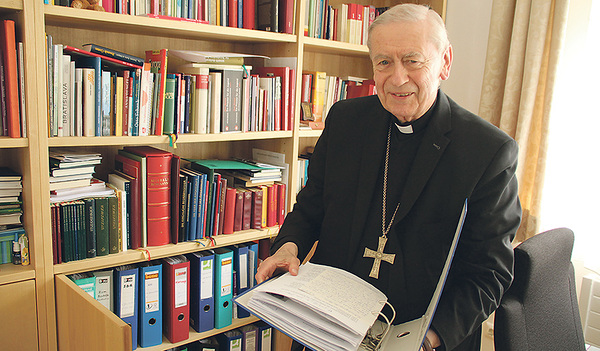 Bischof Schwarz in seinem Arbeitszimmer bei den Don Bosco Schwestern in Vöcklabruck     