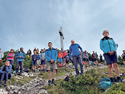 Rund 150 Menschen stiegen auf den Traunstein-Gipfel, um die Messe zu feiern.   