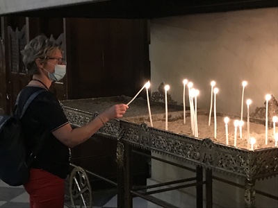 Eine Kerze entzünden in der Kathedrale St. Dionysios