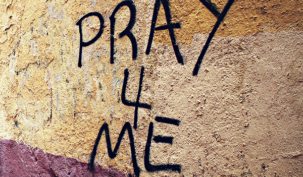 Bete für mich (pray 4 me): Graffiti auf einer Hausmauer in Madrid/Spanien.   