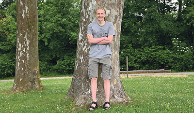 Thomas Öllinger aus Enns klebt sich auf die Straße, um auf die Folgen der Klimakatastrophe aufmerksam zu machen.