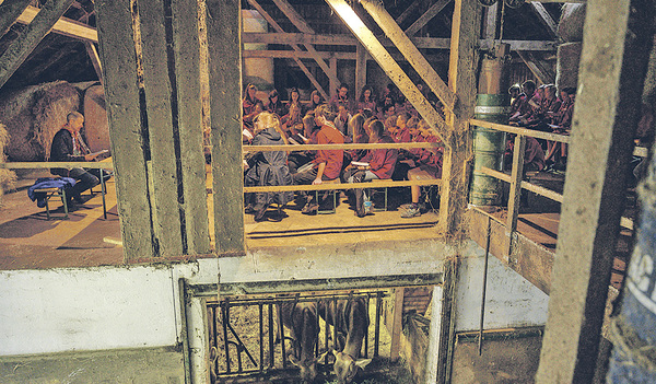 Hans-Georg Pointner (links) feierte mit den Pfadfindern einen Gottesdienst in der Tenne.