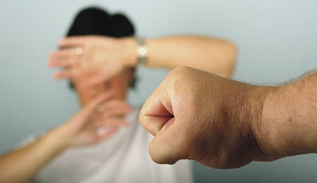 Gewalt gegen Frauen [ (c) www.BilderBox.com, Erwin Wodicka, Siedlerzeile 3, A-4062 Thening, Tel. + 43 676 5103678.Verwendung nur gegen HONORAR, BELEG,URHEBERVERMERK und den AGBs auf bilderbox.com](in an im auf aus als and beim mit einer einem eines *