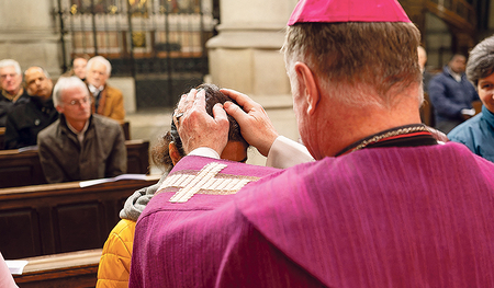 Bischof Scheuer fragte alle  Taufwerber:innen nach ihren Taufnamen und segnete sie.  