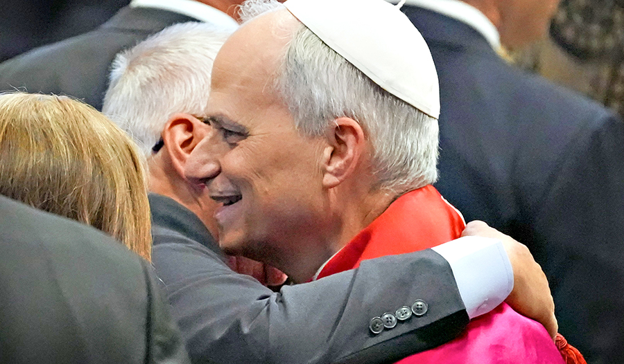 Papst Leo XIV. umarmt seinen  älteren Bruder Louis Prevost. 