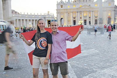 Jakob Haijes, Vorsitzender der KJS Österreich, mit Eva aus Schleißheim, die die österreichische Flagge beim Abendgebet auf dem Petersplatz trug 
