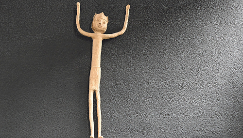 Jesus, der Freund der Menschen: Die Christusfigur in der Kapelle des Bildungshauses Batschuns (Vorarlberg) ist ein Werk von Krispina Lang (1909-1977) und könnte den Titel „Freundlicher Jesus“ tragen.   