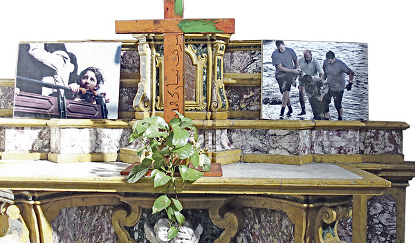 Der „Flügelaltar“ in der Kirche Santa Chiara in Catania auf der süditalienischen Insel Sizilien verbindet die Not der Migrantinnen und Migranten mit dem Kreuz Christi.   