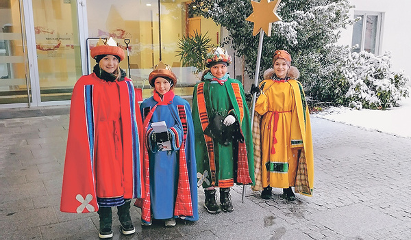 Kinder sammeln Spenden für die „Hilfe unter gutem Stern“. Im Bild: Sternsinger:innen aus der Pfarre Kollerschlag. 