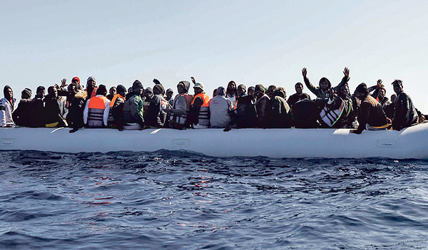 Immer wieder sterben Migranten bei Bootsunglücken im Mittelmeer. Erst vergangene Woche ist ein Schlauchboot mit 130 Migranten an Bord nordöstlich der libyschen Hauptstadt Tripolis verunglückt.