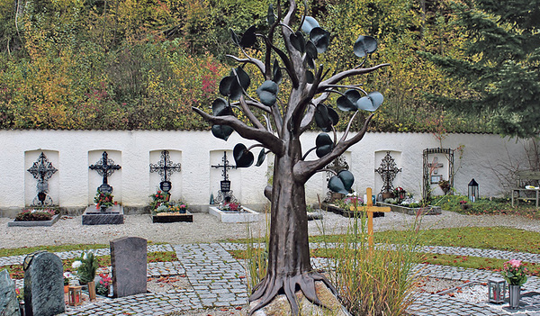 Der Erinnerungsbaum auf dem Friedhof in Ach  