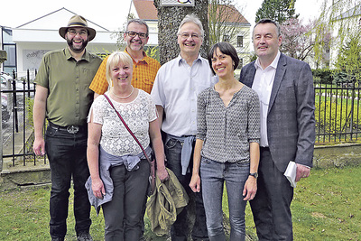 Das Team (v. l. n. r.): Regina Fürlinger (Tafelgestaltung) und Bettina Augdopler (vorne). Andreas Haider, ehem. Jugendseelsorger, die Pfarrassistenten Bruno Fröhlich und Franz Küllinger sowie Pfarrer August Aichhorn.   