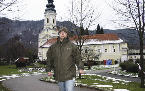 Mario Tomaschek, der ein Buch ?ber seine paranoide Schizophrenie geschrieben hat (Das Puppenhaus) vor dem Eingangsbereich der Einrichtung invita von der Caritas f?r Menschen mit Behinderungen