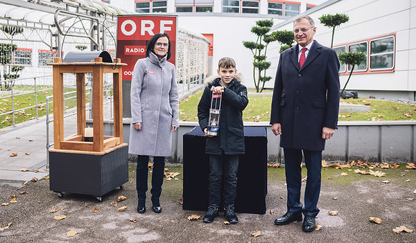 Friedenslichtkind Tobias Nußbaumer mit LH Thomas Stelzer und Sabina Korntner  vom ORF