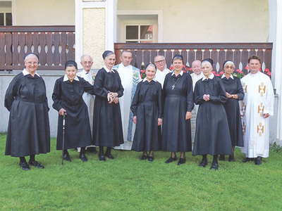 Die Jubilarinnen mit den Zelebranten