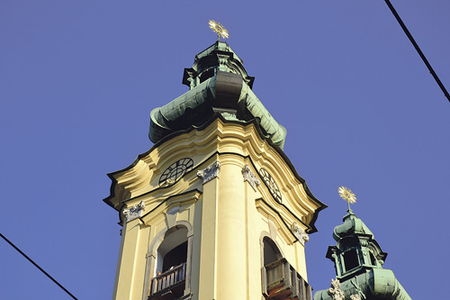 Ein Kirchturm gibt Orientierung.    