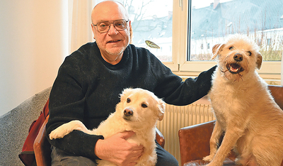 Pfarrer Franz Zeiger mit seinen beiden Hunden, die mit ihm im Pfarrhof leben: Sein vielfältiges   soziales Engagement gilt dabei sowohl Tieren als auch den Menschen.   