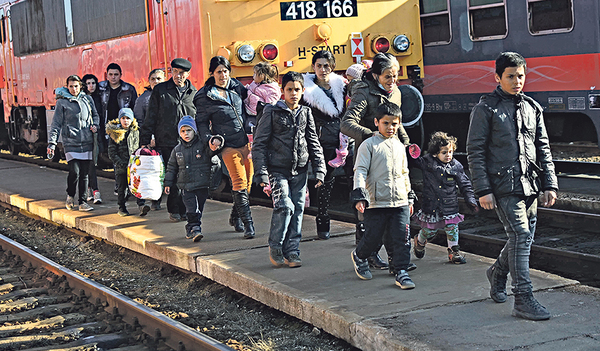 An der ukrainisch-ungarischen Grenze kommen Flüchtlinge an.