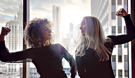 Journalistin und Aktivistin Masih Alinejad und Feministin Inna Shevchenko in New York.