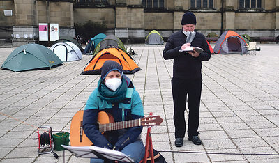 Bischof Scheuer sprach ein Gebet am Domplatz..  