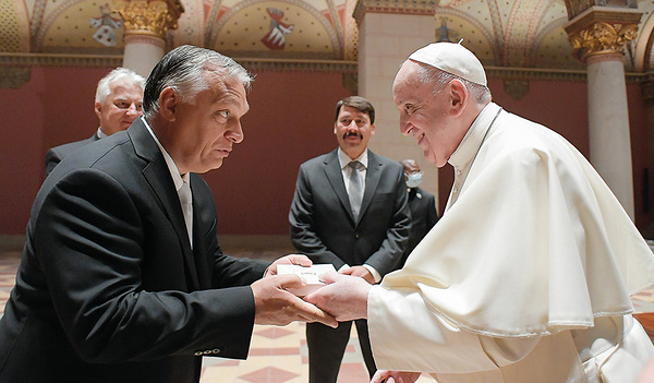 Papst Franziskus mit Ministerpräsident Viktor Orbán beim Austausch von Gastgeschenken 2021 in Budapest. 