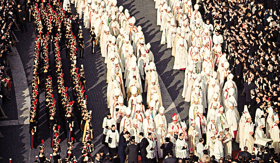 Auszug der Bischöfe aus dem Petersdom nach dem feierlichen Abschluss des Zweiten Vatikanischen Konzils am 8. Dezember 1965. 