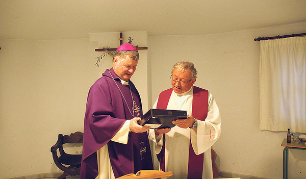 Bischof Manfred Scheuer brachte Pfarrer Scheller eine Linzer Torte mit nach Andalusien. 