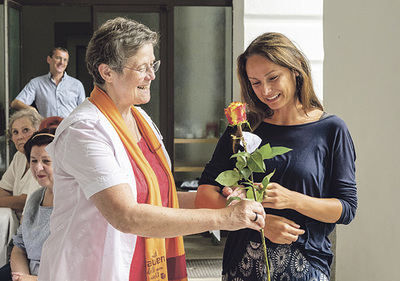 Ordensfrauen im Alltag und auf der Bühne: Sr. Maria Schlackl SDS und Daniela Dett.