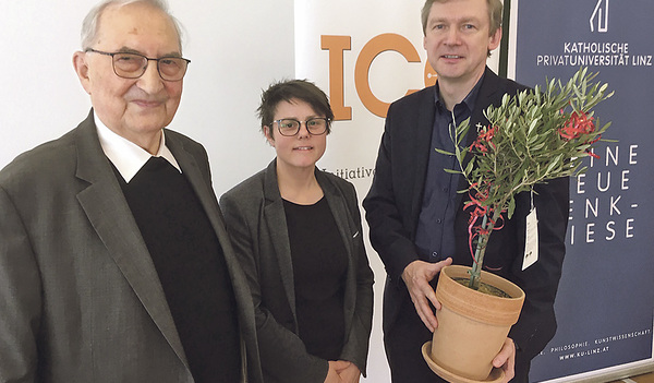 Generaldechant Slawomir Dadas (von rechts) und Romana Kugler von der ICO beglückwünschten Hans Hollerweger. LH a. D. Josef Pühringer gratulierte für Pro Oriente und im Namen von Landeshauptmann Thomas Stelzer.   