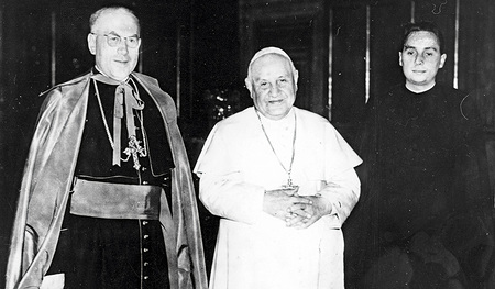 Papst Johannes XXIII. (Mitte) berief ein Konzil ein und gilt als dessen Galionsfigur. Die Archivaufnahme der Wiener Kirchenzeitung zeigt ihn mit Kardinal Franz König und dessen Zeremoniär Helmut Krätzl. 