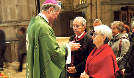Bischof Manfred Scheuer segnet im Mariendom ein Paar.   