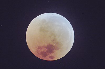  Die Aufnahme zeigt die Mondfinsternis im Sommer 2018.  