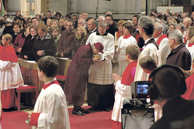 Franziska Jägerstätter küsst bei der Feier zur Seligsprechung im Oktober 2007 die sterblichen Überreste ihres Mannes Franz. Dieser für viele Mitfeiernde ergreifendste Moment des Gottesdienstes zeigt, dass Reliquienverehrung etwas mit Beziehung und ni