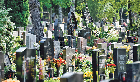Auf dem Friedhof kannst du eine Kerze anzünden oder Blumen mitbringen für einen verstorbenen Menschen.