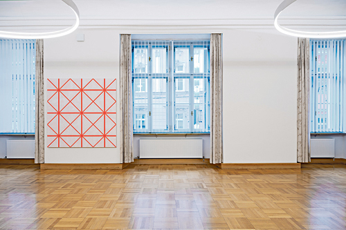 Blick in den Festsaal mit Heimo Zobernigs Arbeit – und der Leerstelle: Der Festsaal ist auch ein Ort des Gesprächs, in dem diskutiert, gefeiert, entschieden, nachgedacht – und Kunst erlebbar wird.  