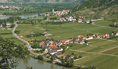 Blick über den unteren Abschnitt der Wachau bei Dürnstein (Bildmitte) von der Ferdinandwarte aus. 